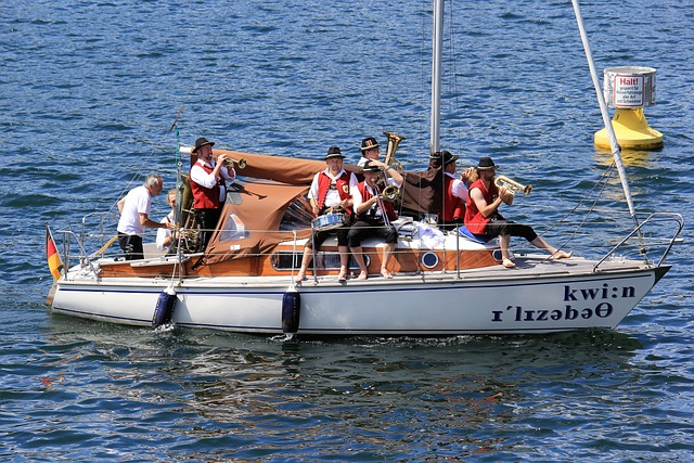 广东男篮在俱乐部杯首战中遭遇山西男篮，惜败对手，全场表现不佳，外援缺席，主力缺阵，山西男篮凭借高效进攻取得胜利。